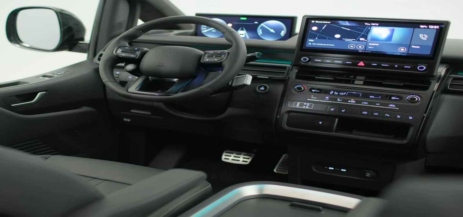 Förarplats med digital panoramaskärm i Hyundai STARIA Electric