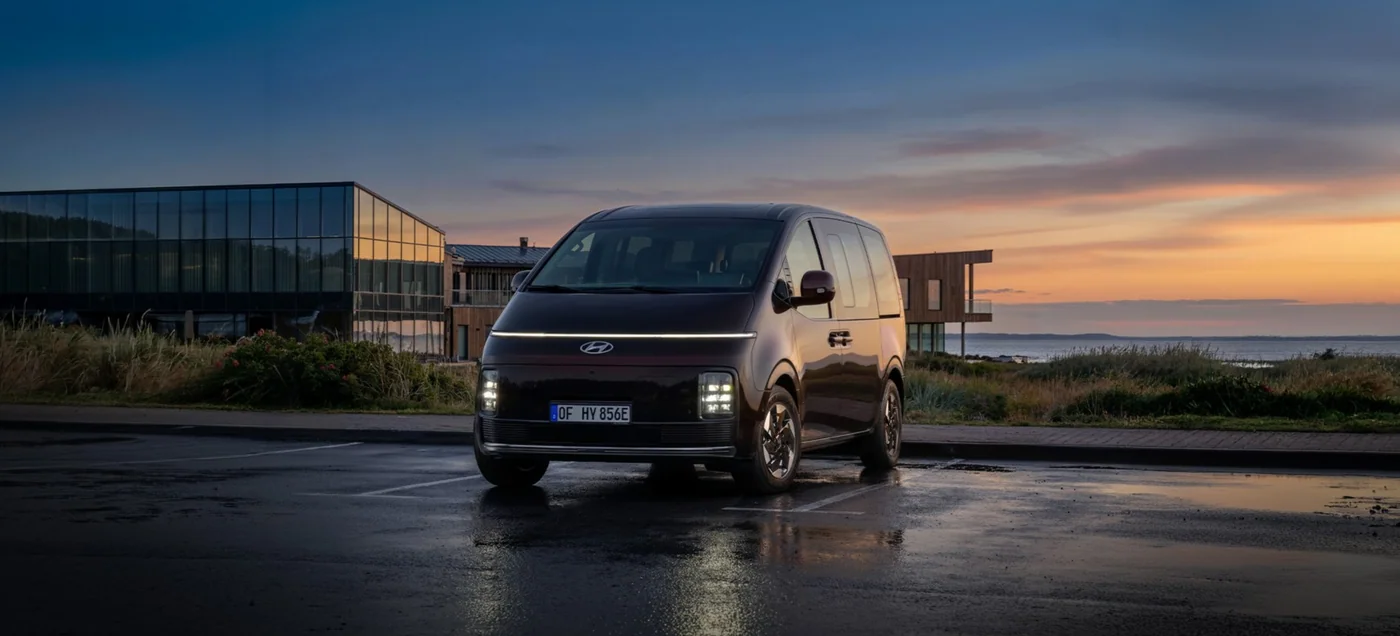 Hyundai STARIA Electric parkerad i skymning