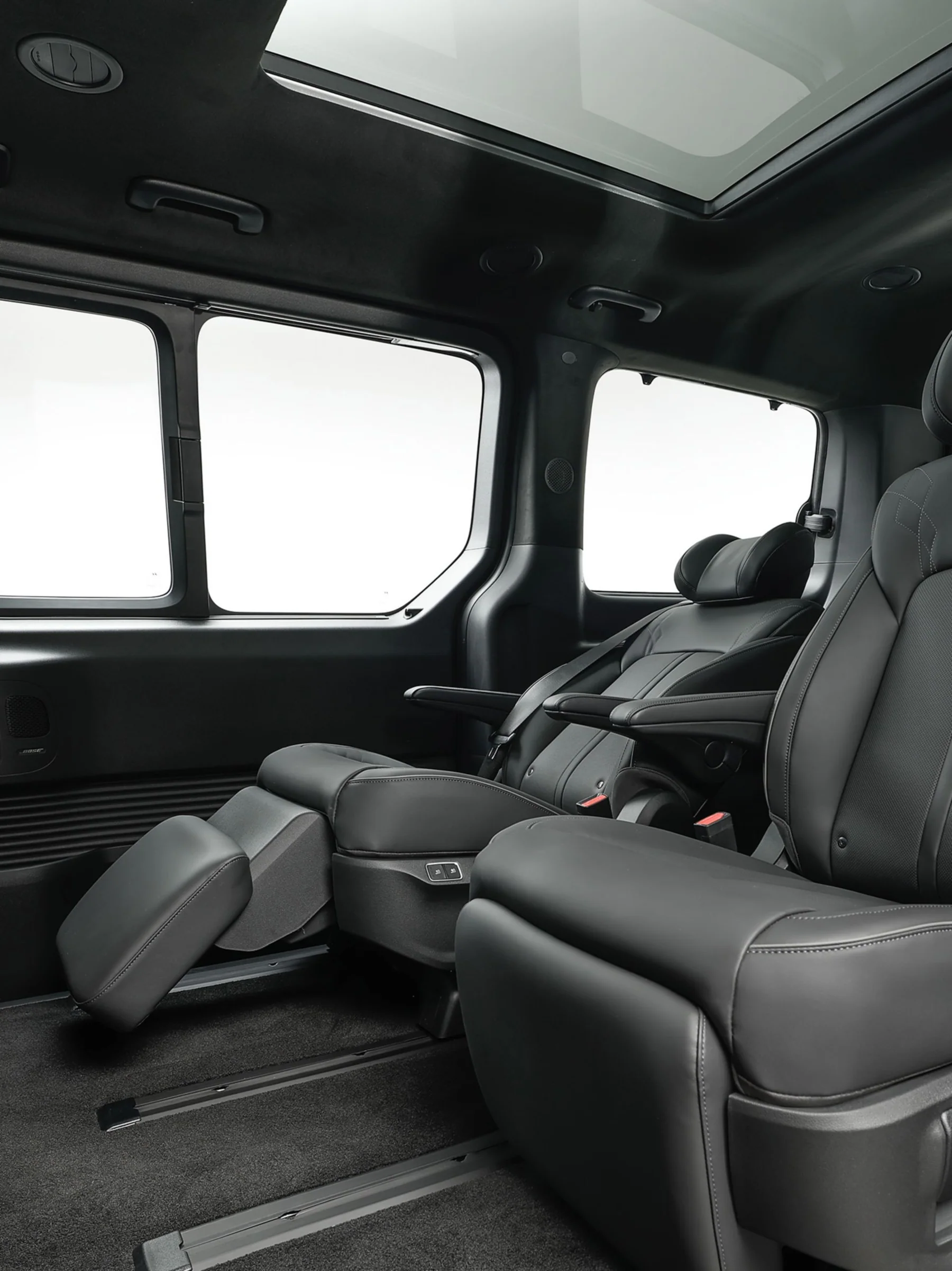 Bakre lounge-säte med benstöd och BOSE-högtalare i Hyundai STARIA Electric LUXURY