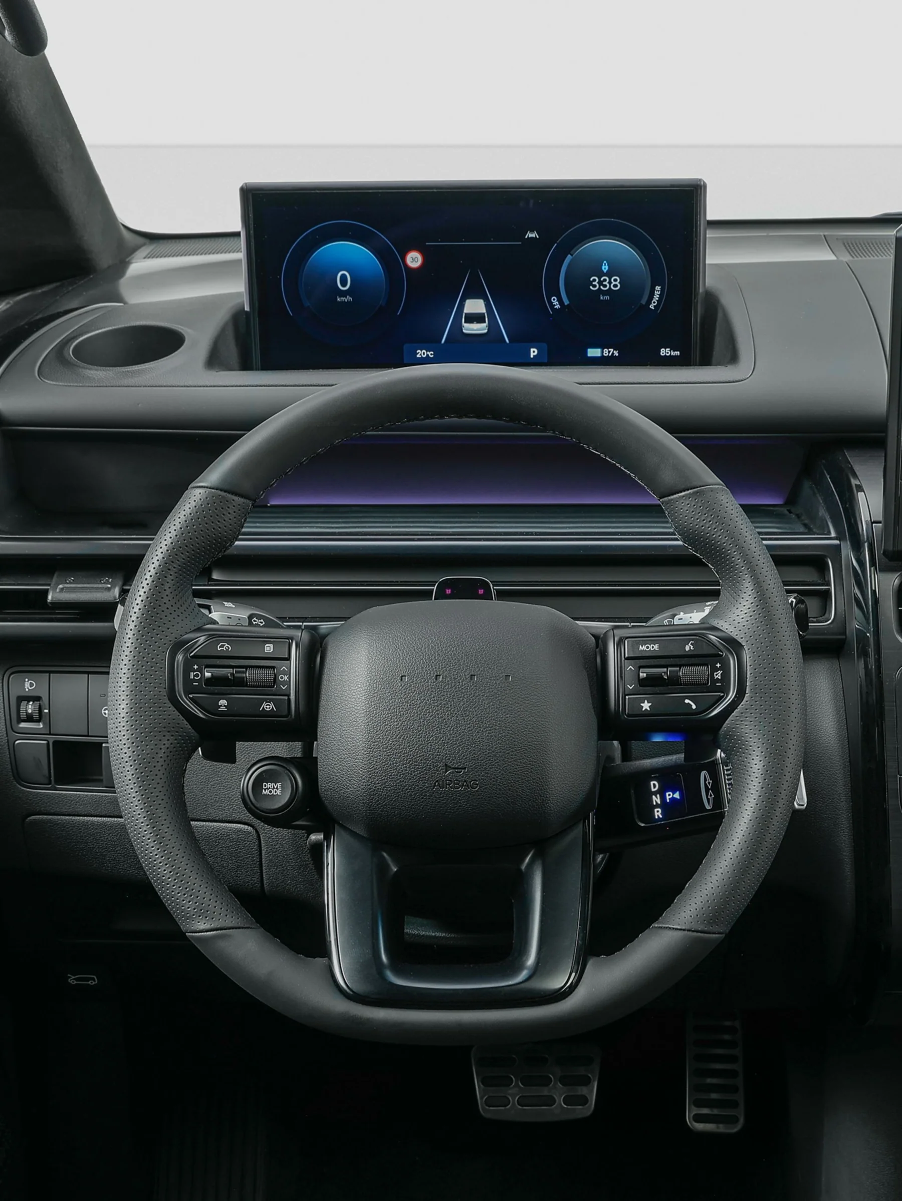 Ratt och digital instrumentpanel i Hyundai STARIA Electric med körsträcka och batterinivå