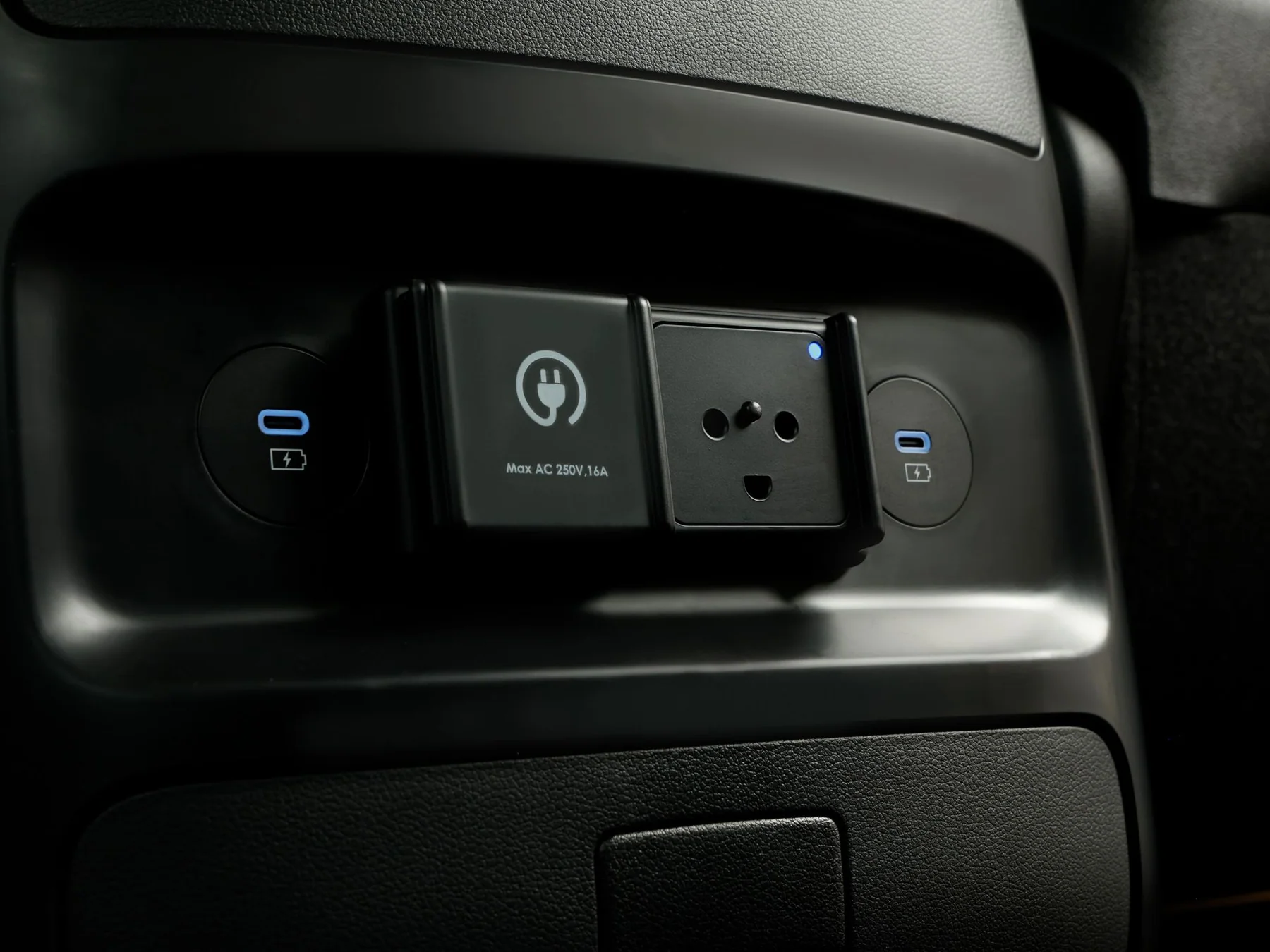 USB-C-laddningsportar och eluttag i Hyundai STARIA Electric