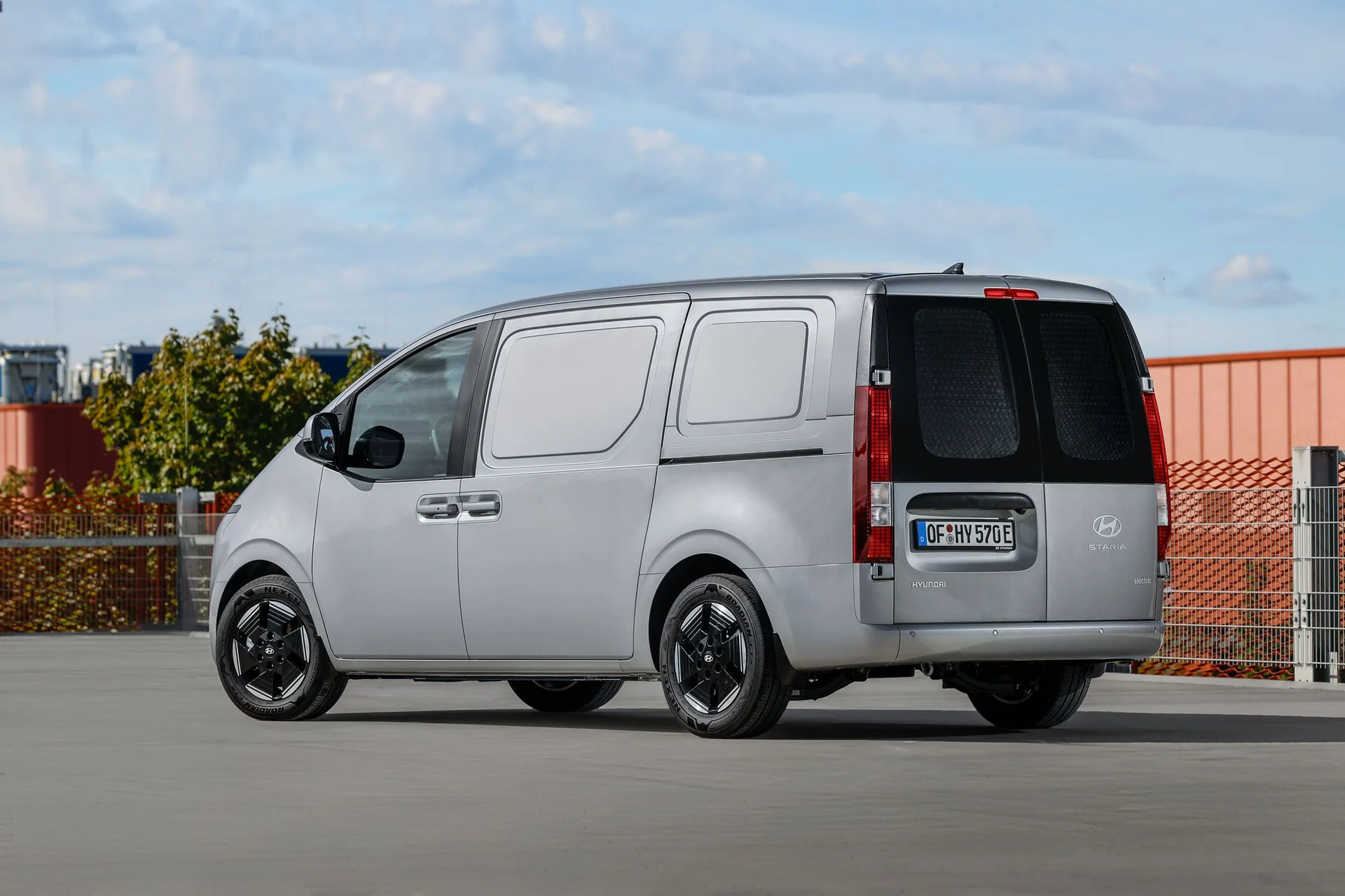 Silvergrå Hyundai STARIA Cargo snett bakifrån med dubbla bakdörrar