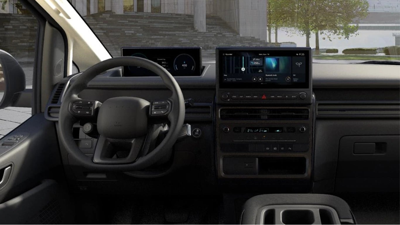 Det digitala instrumentklustret och infotainmentskärmen i Hyundai STARIA Cargo