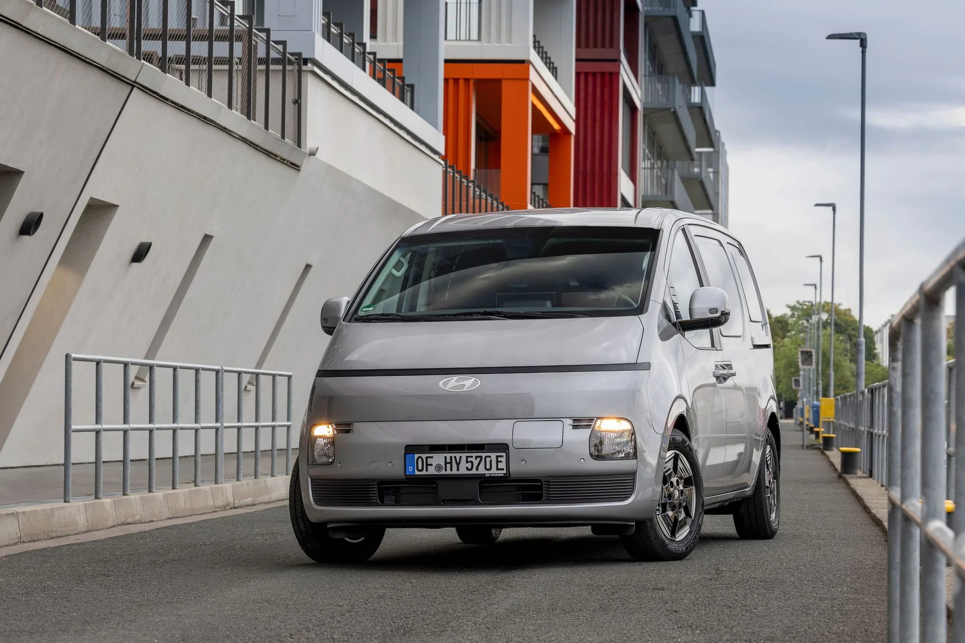 Hyundai STARIA Cargo framifrån med tända strålkastare
