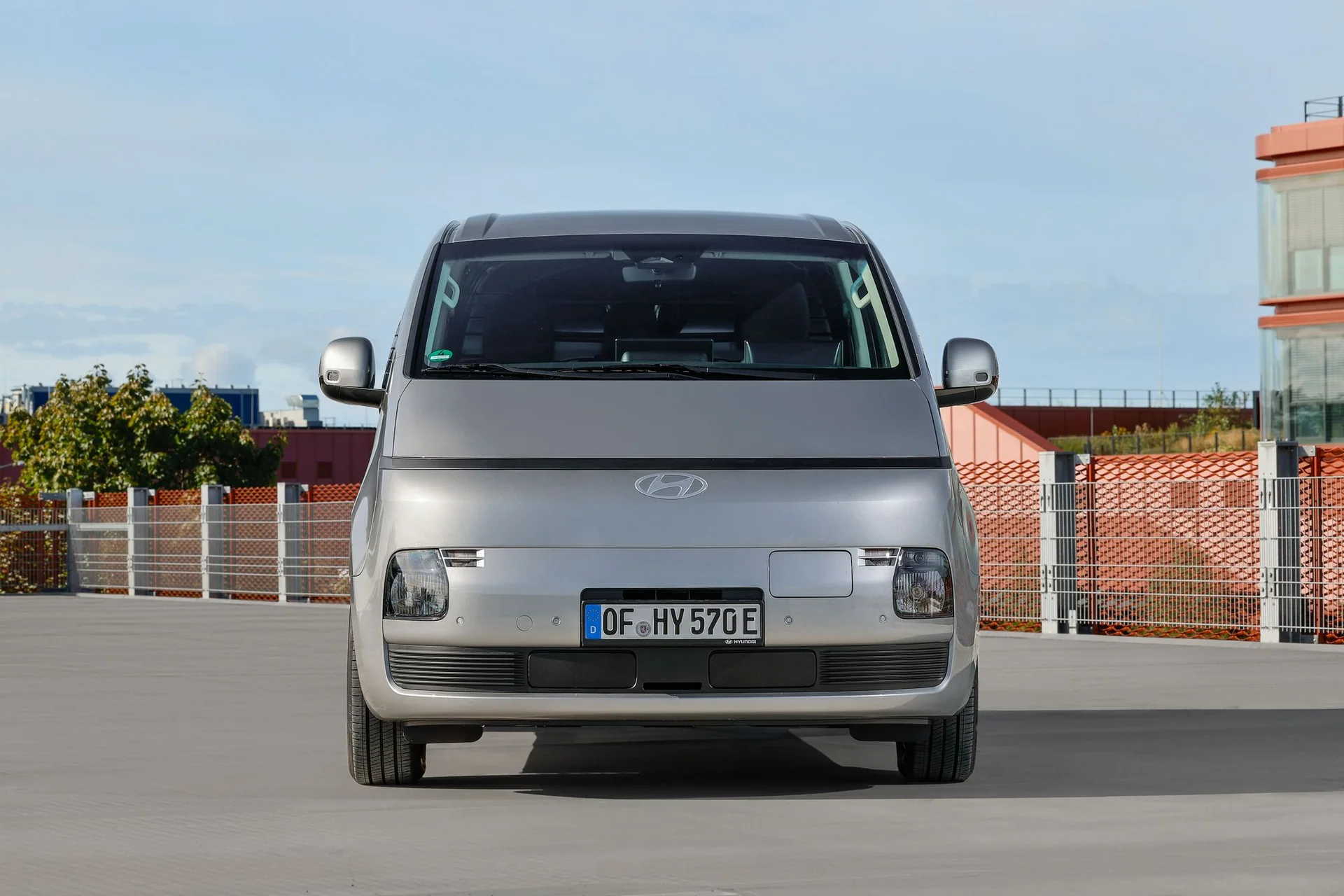 Hyundai STARIA Cargo rakt framifrån med det sammanhängande ljusbandet över fronten