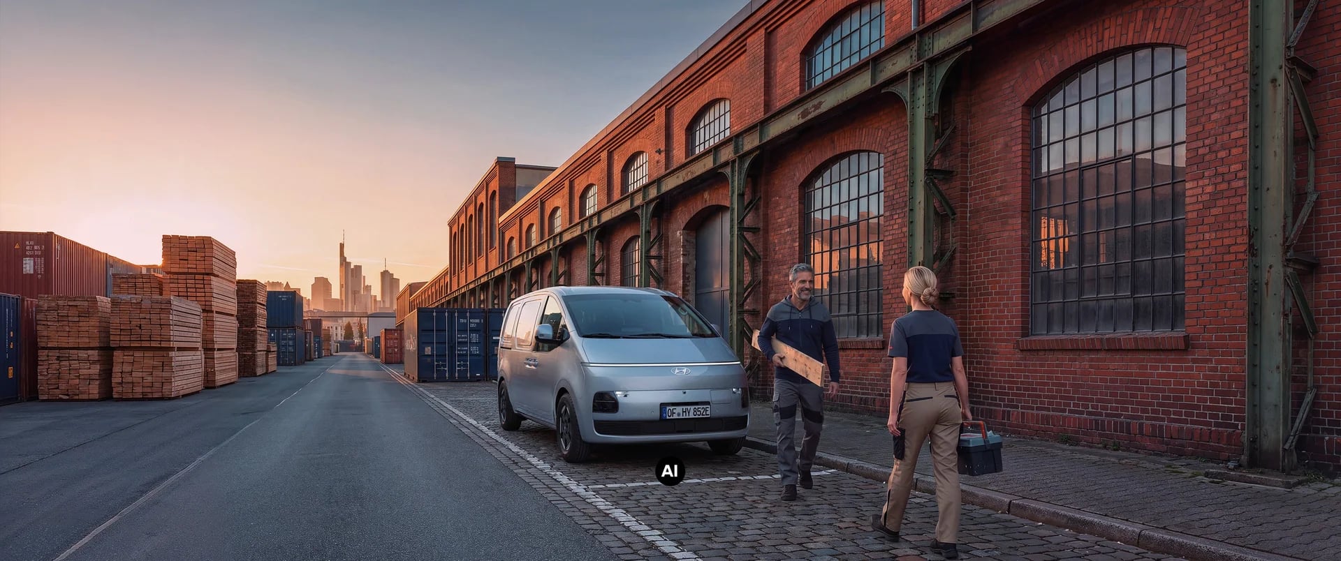 Hyundai STARIA Cargo Electric utanför en industribyggnad.