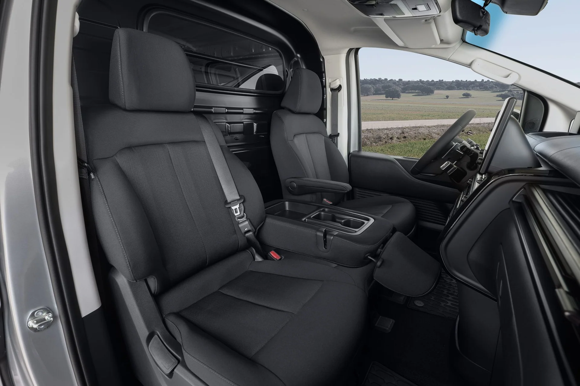 Kupén i Hyundai STARIA Cargo med det nedfällda mittsätet som arbetsyta och mugghållare