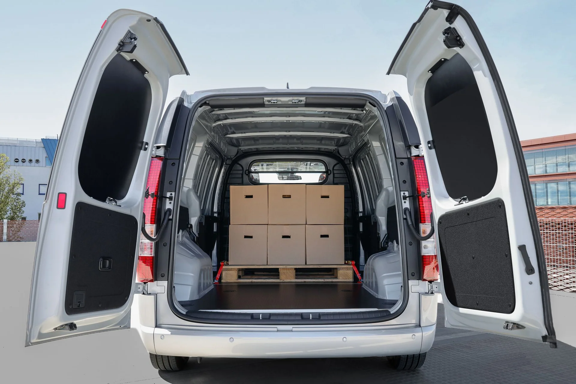 Hyundai STARIA Cargo med vidöppna bakdörrar och en EUR-pall med kartonger i lastutrymmet