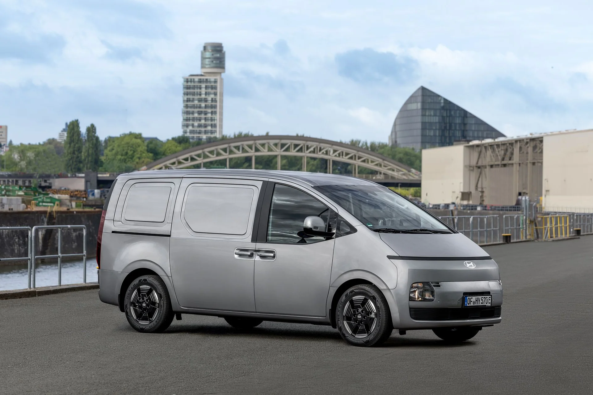 Silvergrå Hyundai STARIA Cargo sedd från sidan, parkerad vid en kaj