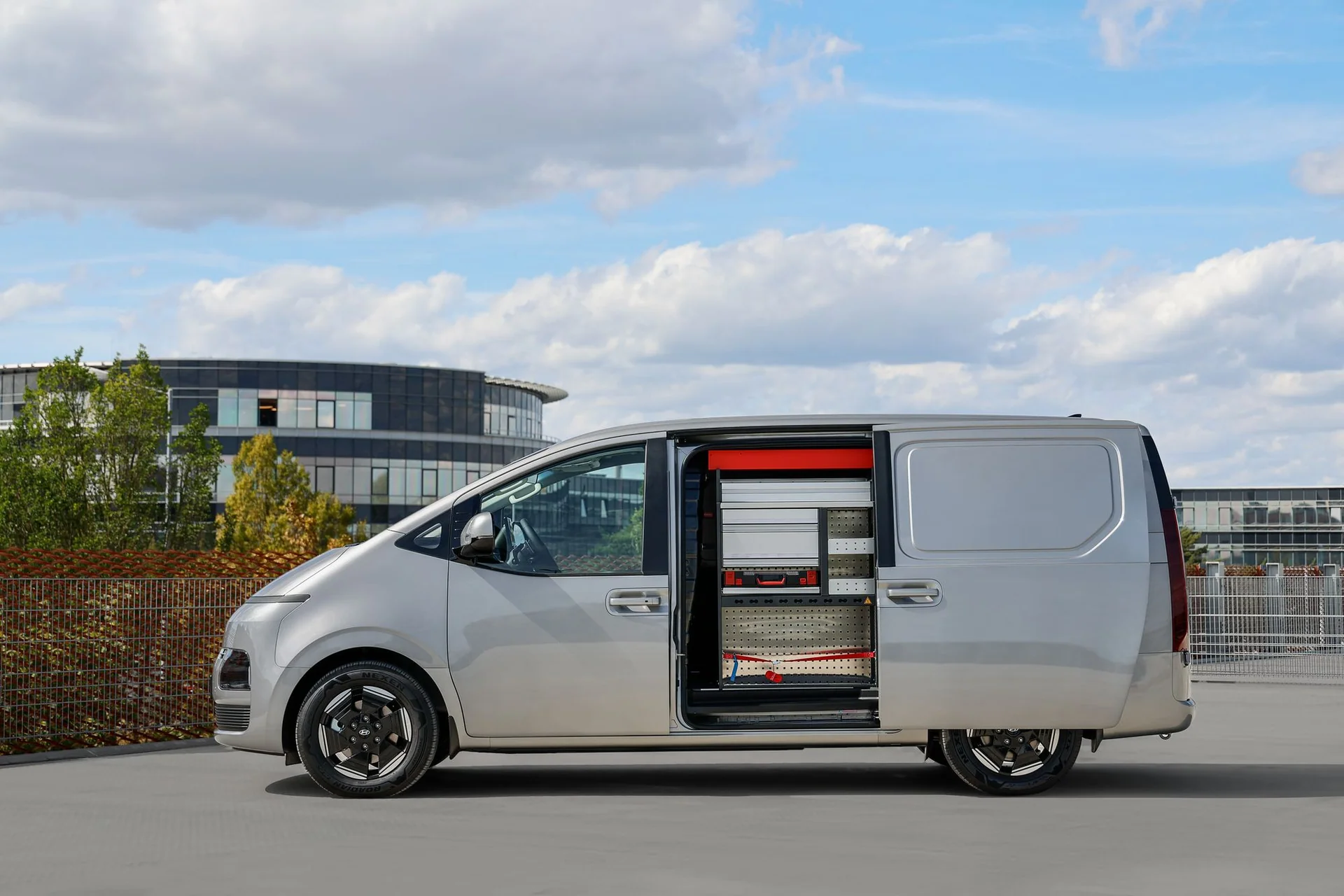 Hyundai STARIA Cargo från sidan med öppen skjutdörr och hyllinredning i lastutrymmet