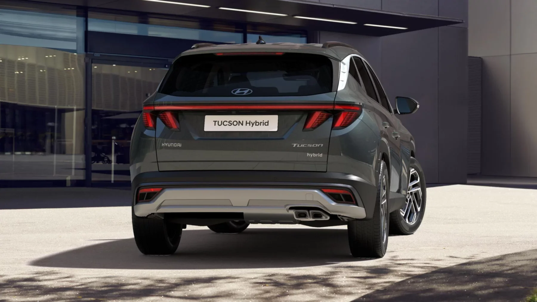 Hyundai TUCSON Hybrid bakifrån, parkerad på en innergård