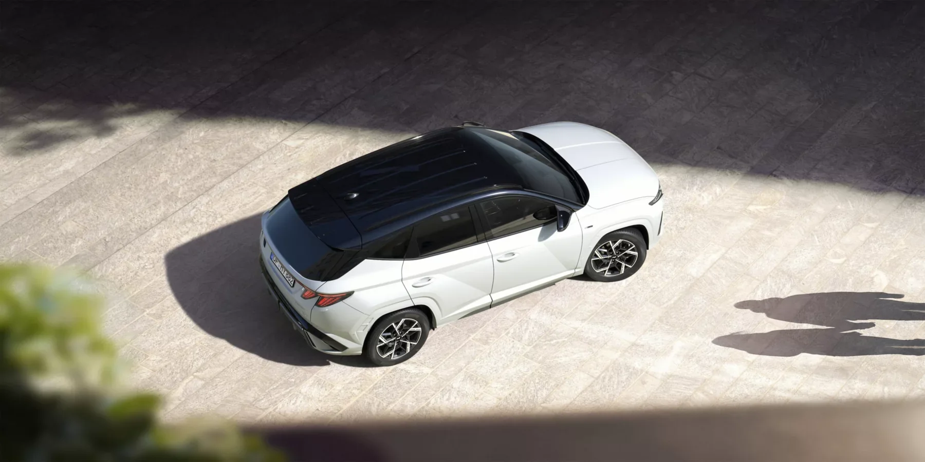 Hyundai TUCSON Hybrid N Line sedd uppifrån med panoramatak och N-fälgar