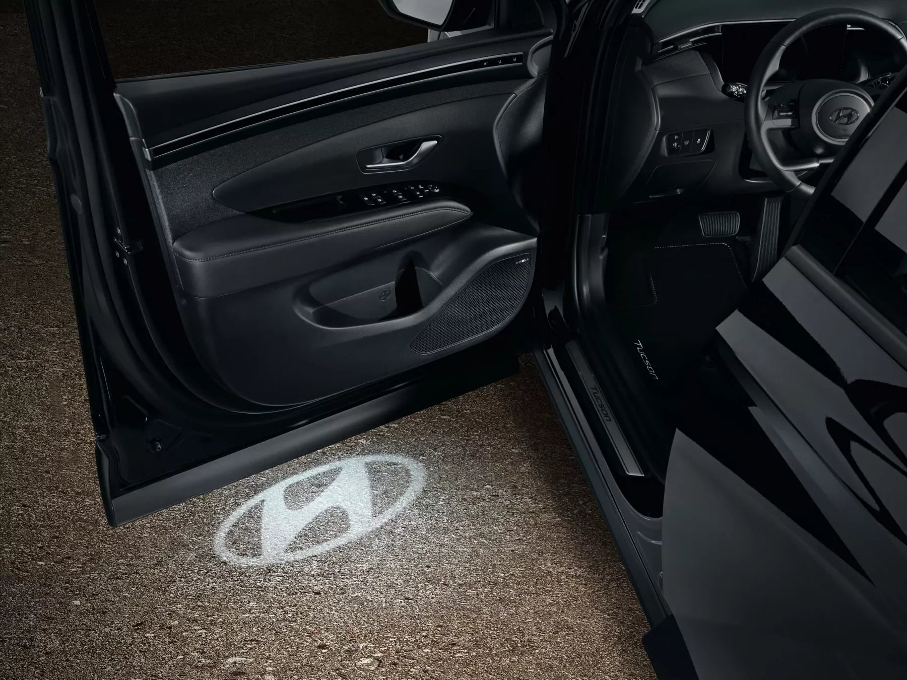 LED-dörrprojektor som lyser Hyundai-logotypen på marken