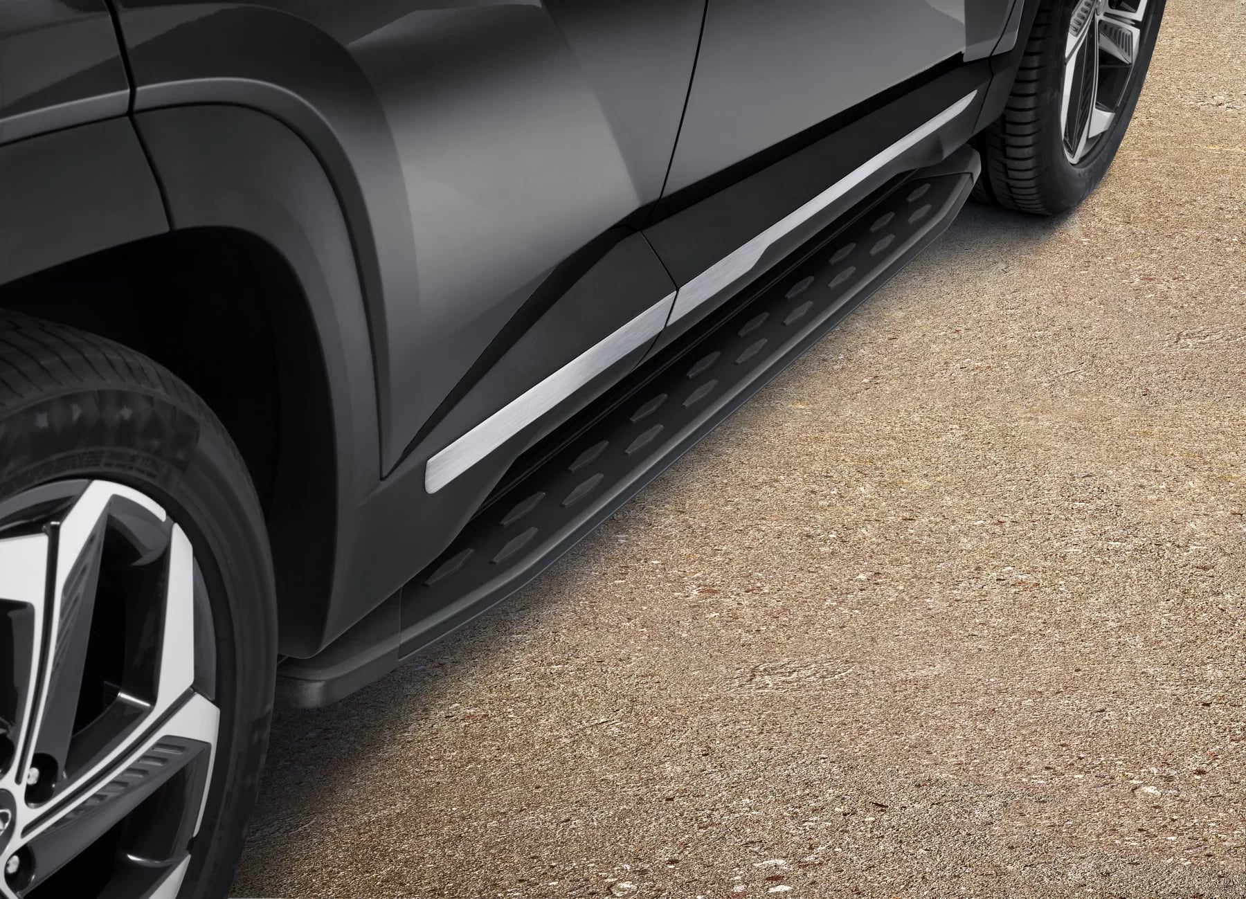 Svarta sidosteg monterade på Hyundai TUCSON
