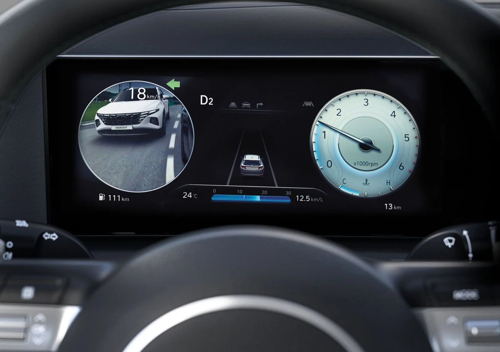 Instrumentpanelen i Hyundai TUCSON Plug-in Hybrid visar kameravy från blinkersidan