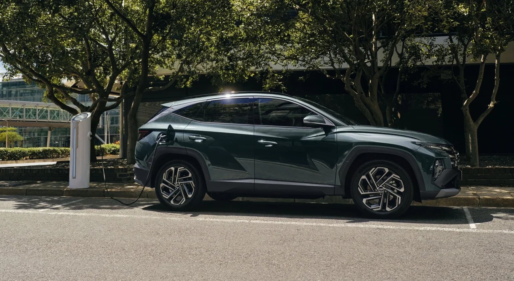 Hyundai TUCSON Plug-in Hybrid ansluten till en laddstation