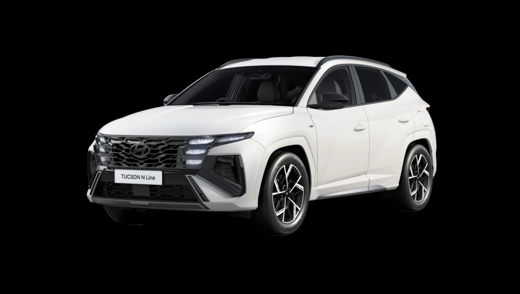 Hyundai TUCSON N Line med svart högglansgrill och dubbla avgasutblås, snett framifrån mot transparent bakgrund