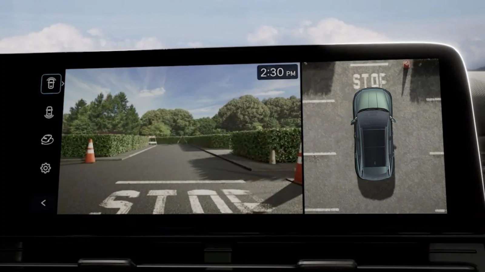 Surround View Monitor visar Hyundai TUCSON Plug-in Hybrid i fågelperspektiv vid parkering