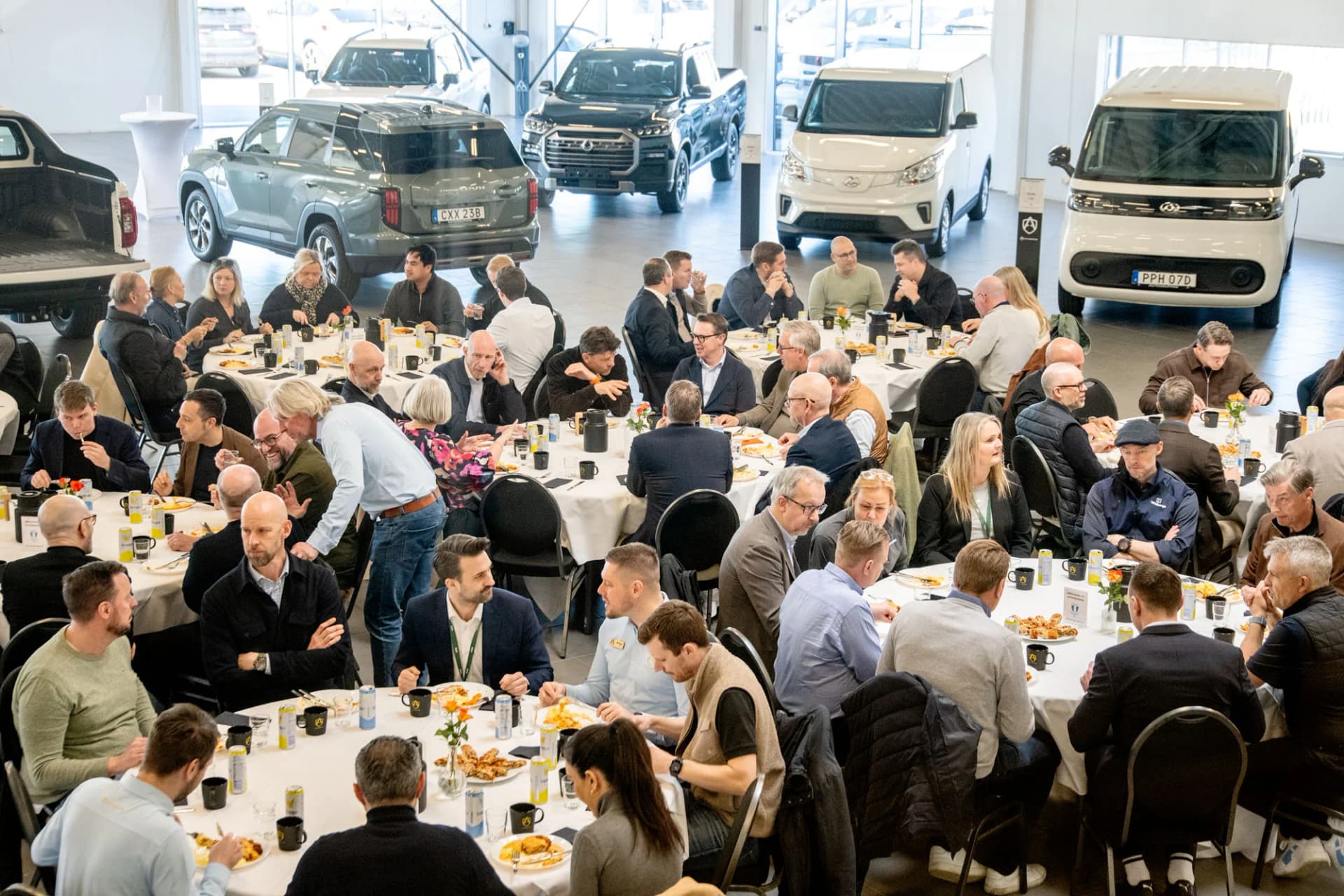 Nätverkslunch med Malmö FF:s affärsnätverk i Autogruppens bilhall i Lund
