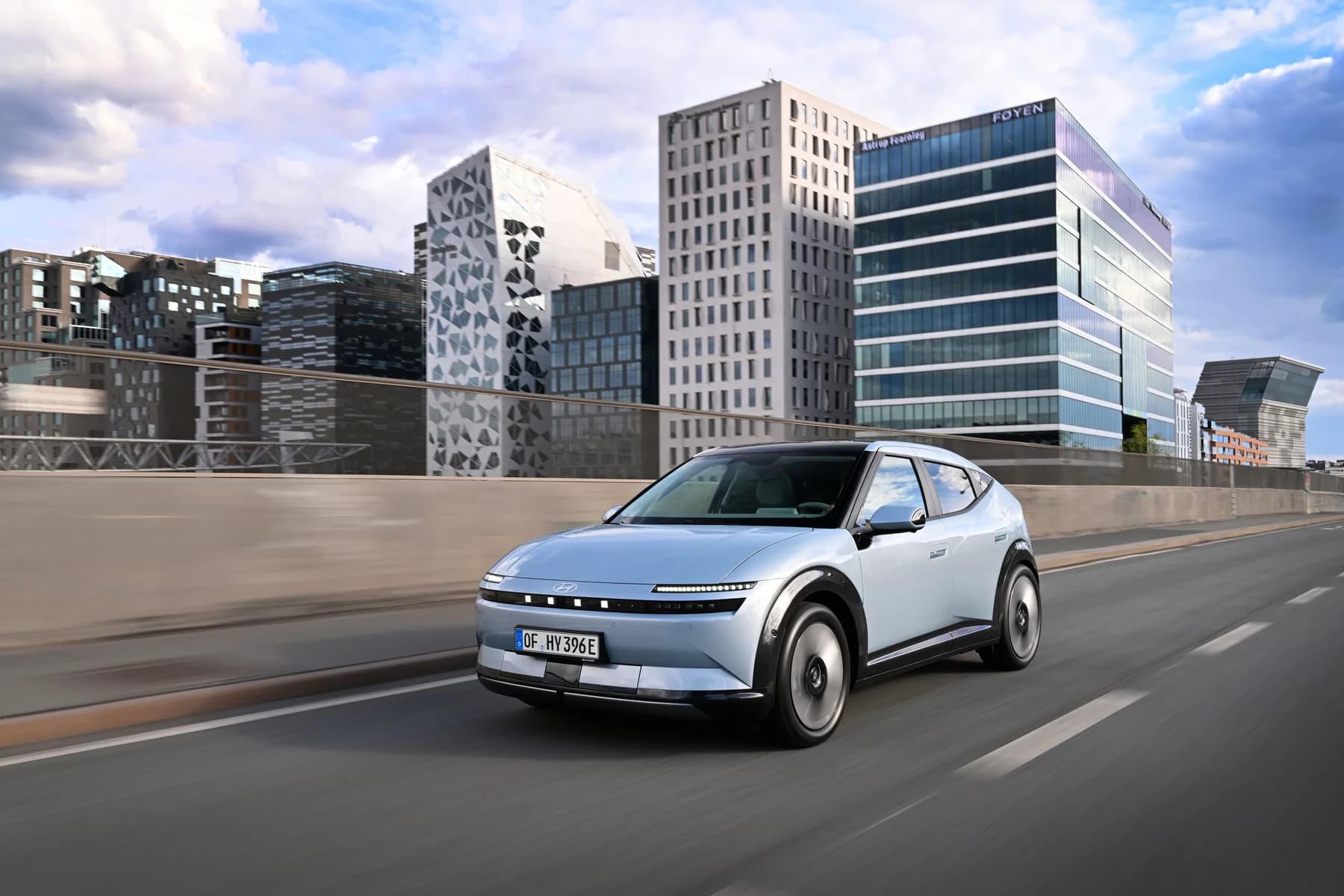Hyundai IONIQ 3 i rörelse i stadsmiljö