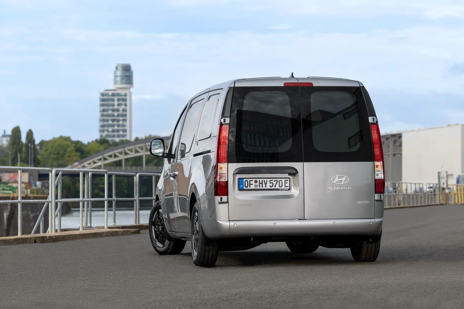 Silvergrå Hyundai STARIA Cargo snett bakifrån vid en kaj