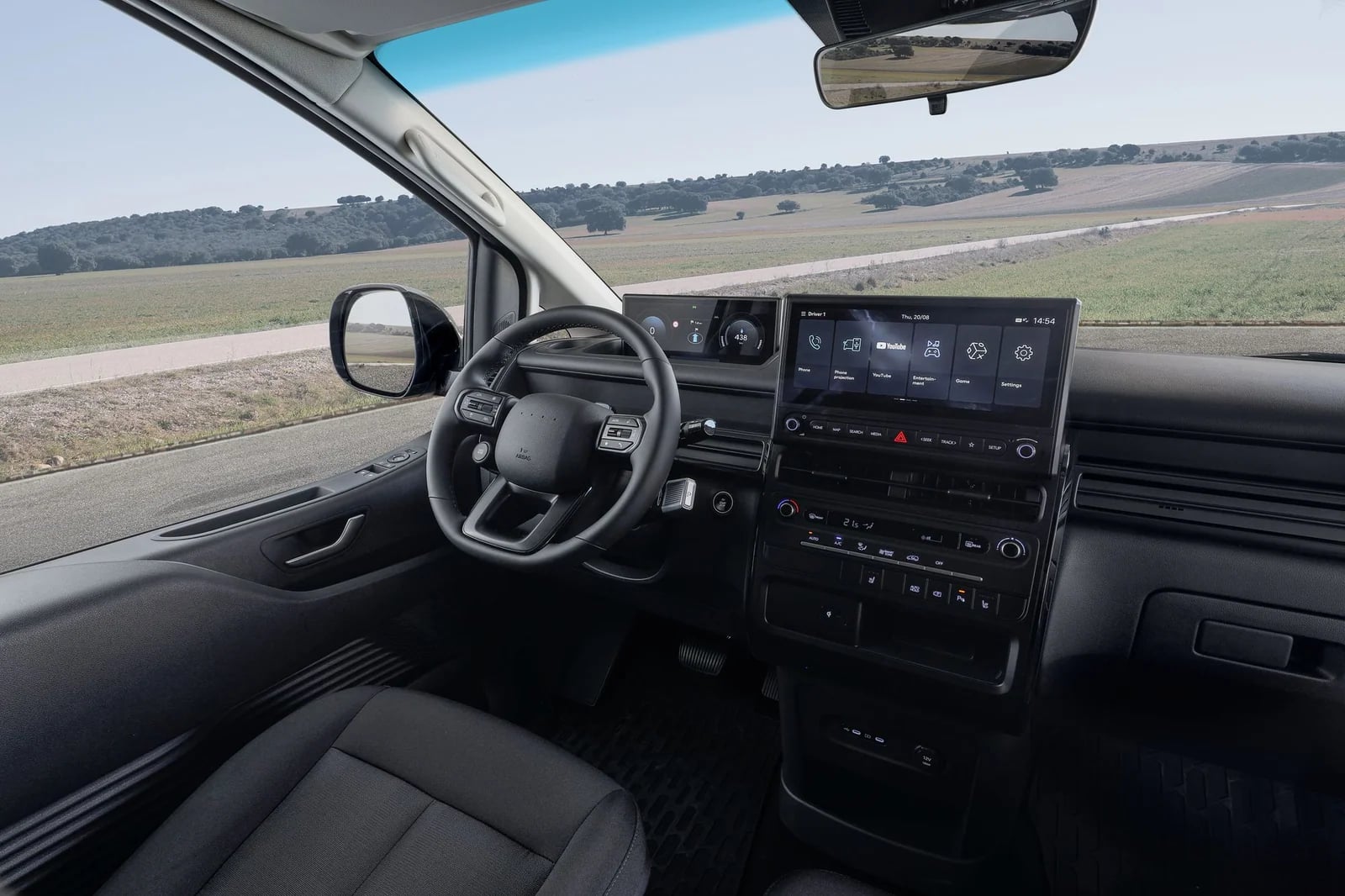 Förarmiljön i Hyundai STARIA Cargo med instrumentkluster och infotainmentskärm