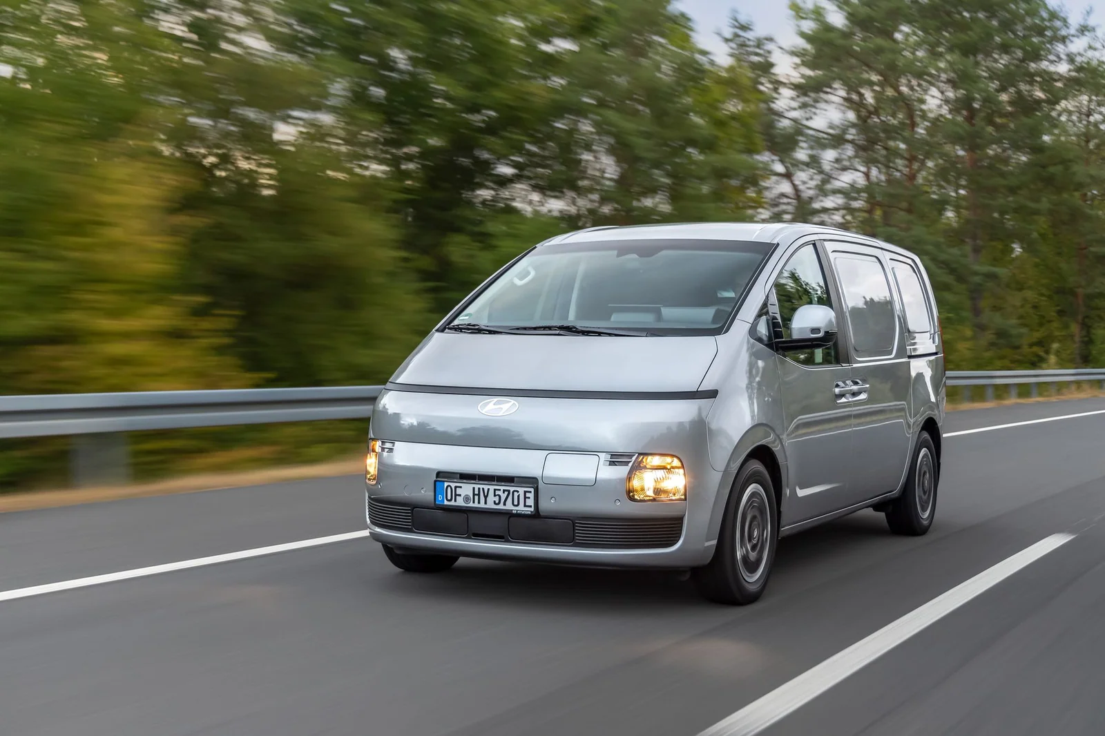 Hyundai STARIA Cargo i fart på en flerfilig väg