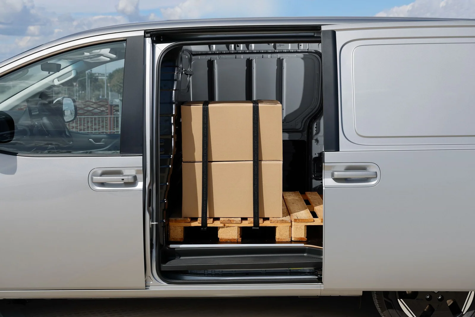 EUR-pall med kartonger i lastutrymmet, sedd genom den öppna skjutdörren på Hyundai STARIA Cargo
