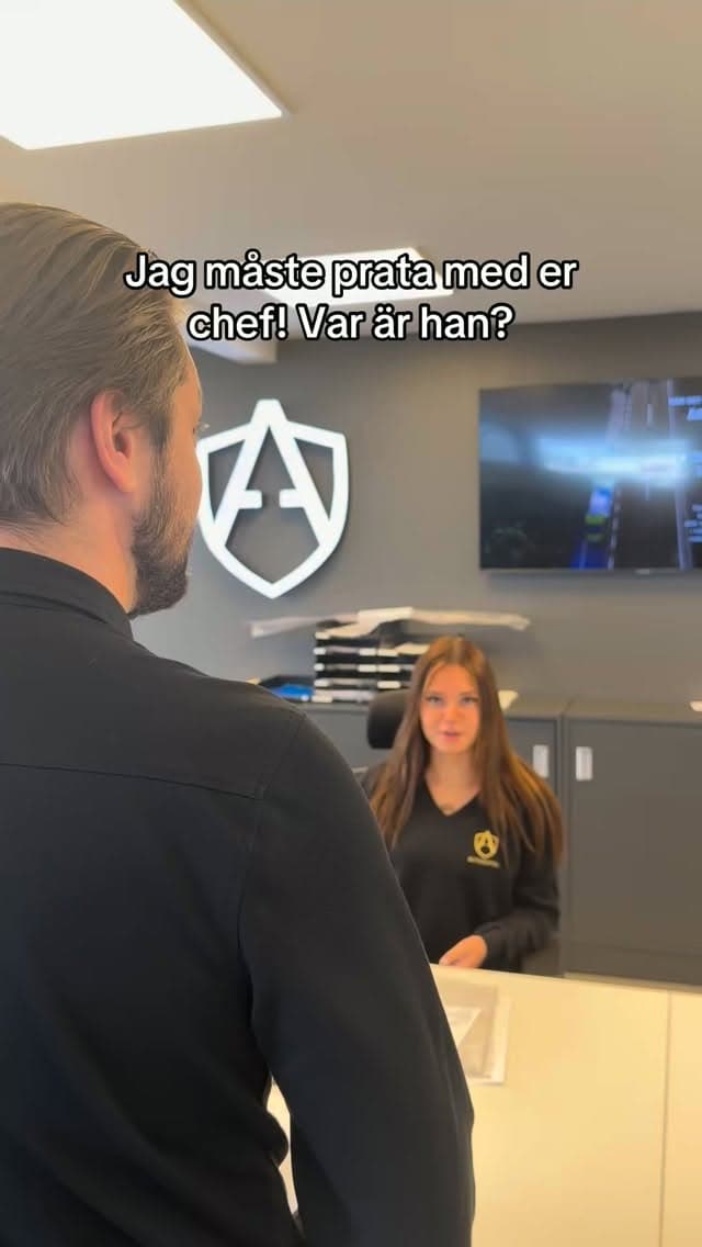 När kunden tror att chefen sitter i viktiga möten..📱🕺 Trevlig helg önskar vi på Autog…