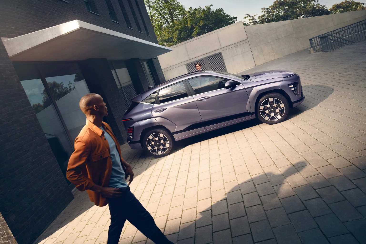 Hyundai KONA Electric parkerad utanför en byggnad
