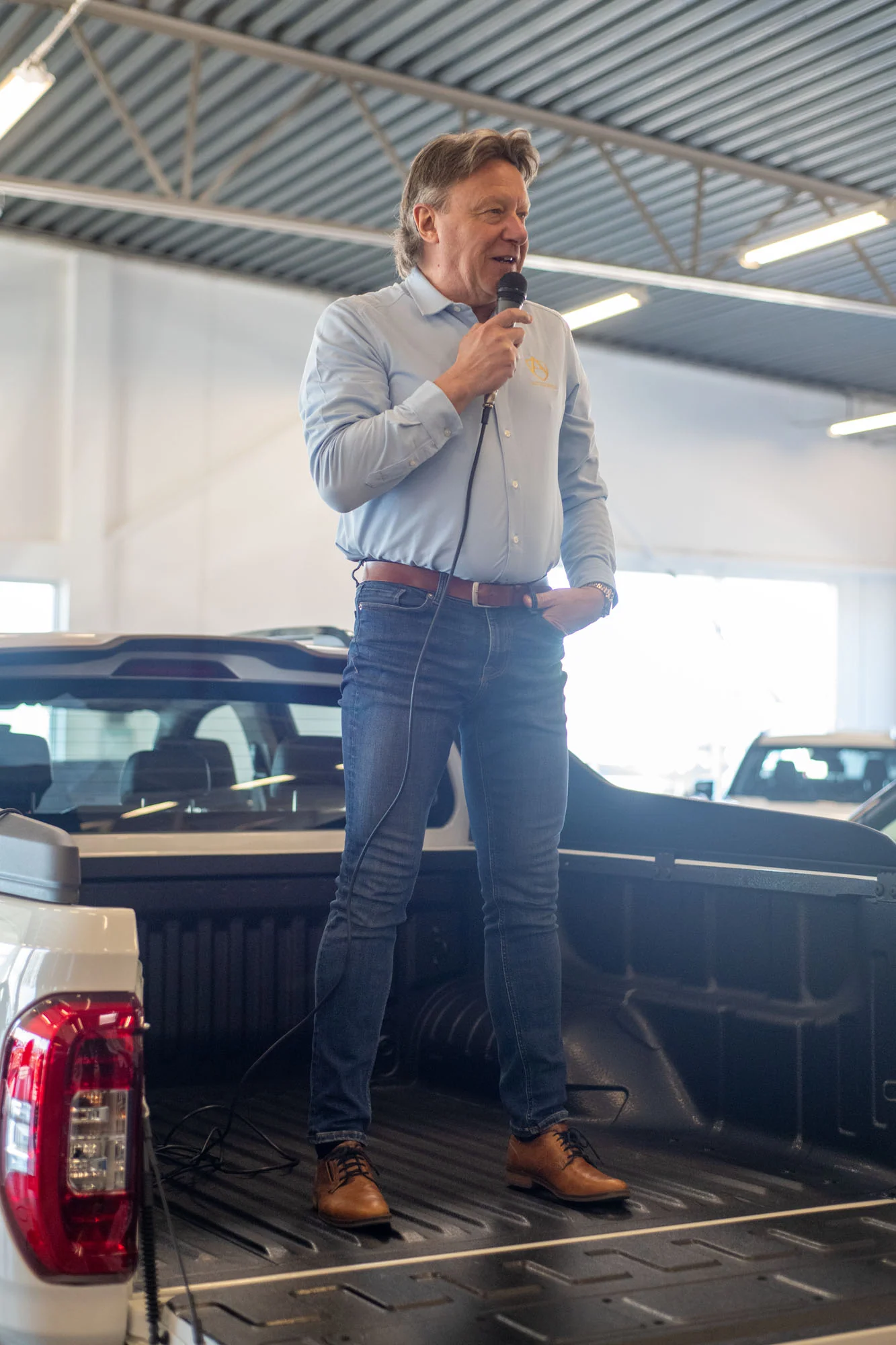 Mikael Schöld talar för nätverket från pickup-flaken