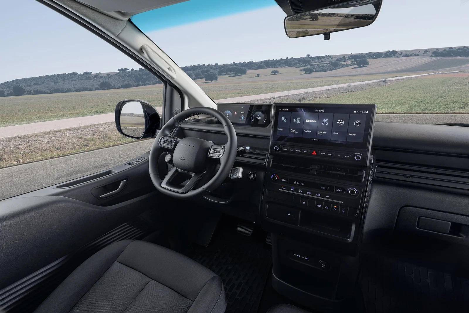 Förarmiljön i Hyundai STARIA Cargo med 12,3-tums pekskärm och digital instrumentering