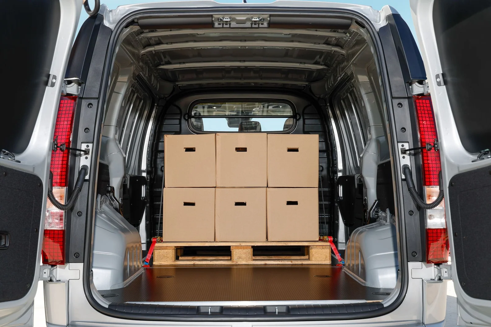 Lastutrymmet i Hyundai STARIA Cargo sett genom bakdörrarna, med kartonger lastade på EUR-pall