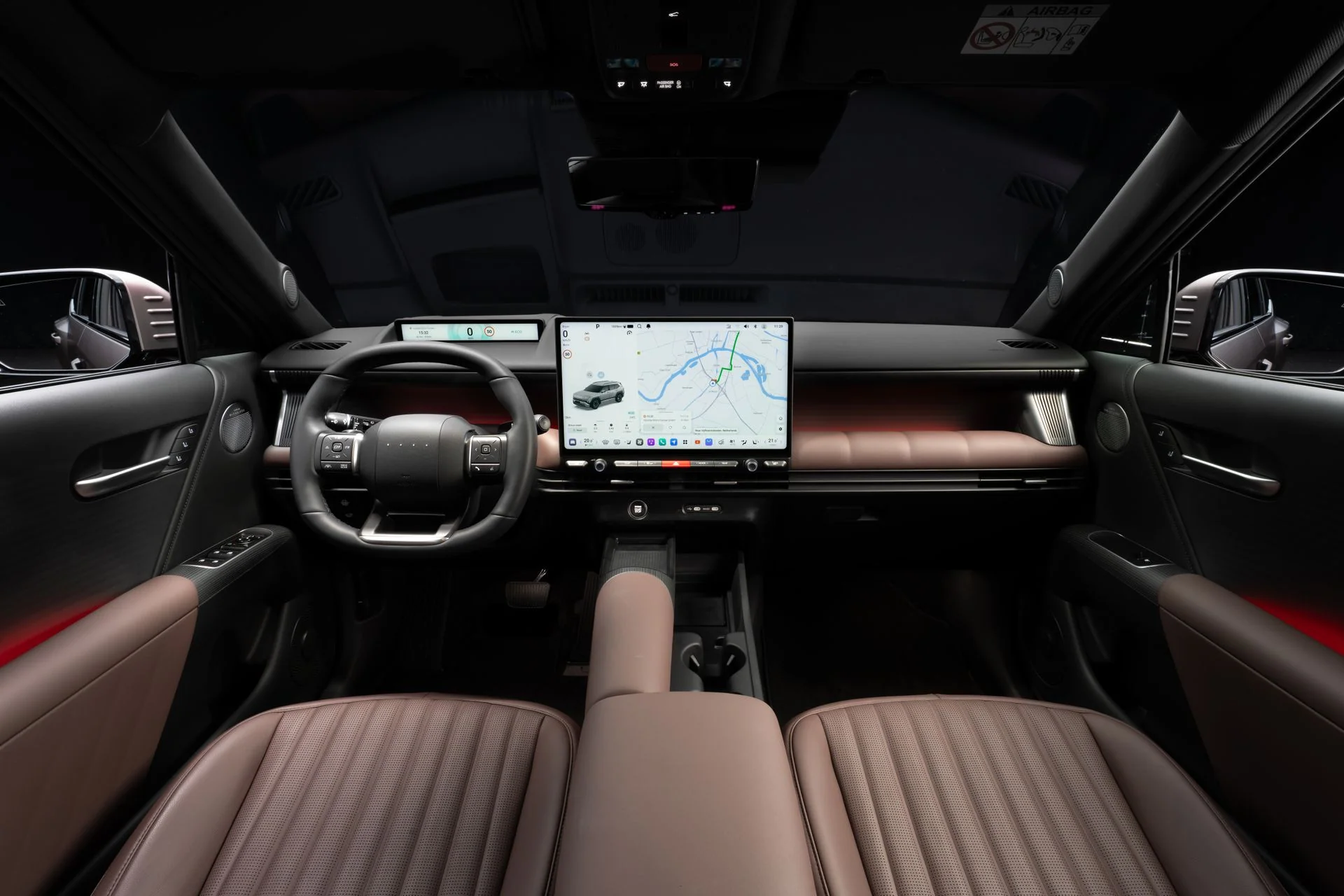 Interiören i nya Hyundai TUCSON med bred instrumentpanel, central pekskärm och bruna läderstolar