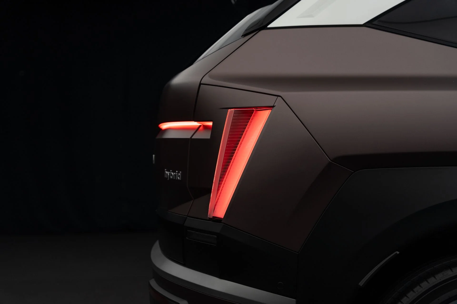 Närbild på den skulpterade Prism-baklampan på nya Hyundai TUCSON