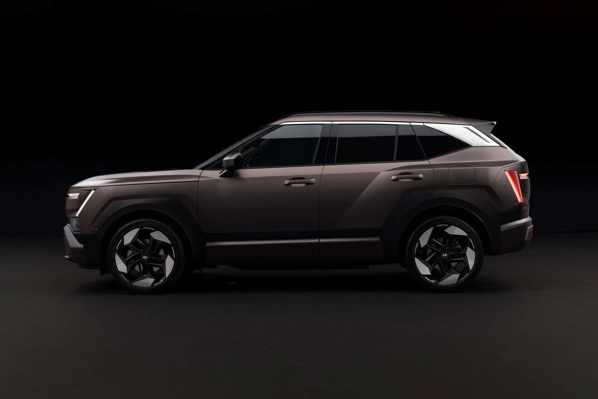 Profilbild av nya Hyundai TUCSON som visar de markerade skärmarna och den längre hjulbasen